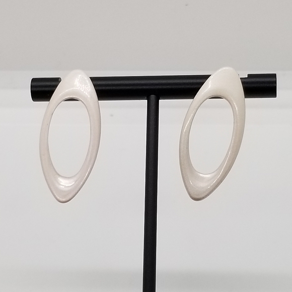 vintage pearlescent white cutout earrings - Picture 1 of 4
